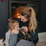 Familia al calor de una chimenea eléctrica en invierno