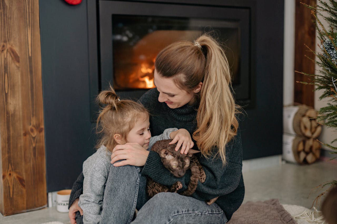 Familia al calor de una chimenea eléctrica en invierno