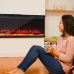Mujer disfrutando de su chimenea eléctrica M.C.Haus en su salón